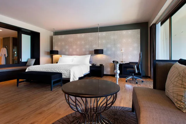 غرفة بسرير كينج بإطلالة على المسبح، Le Meridien Chiang Rai Resort 2/4