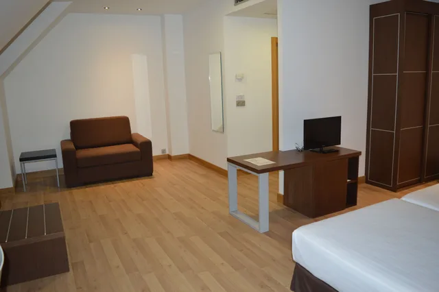 غرفة بسرير مزدوج أو سريرين منفصلين مع سرير إضافي، Spa Sercotel Odeon 8/9