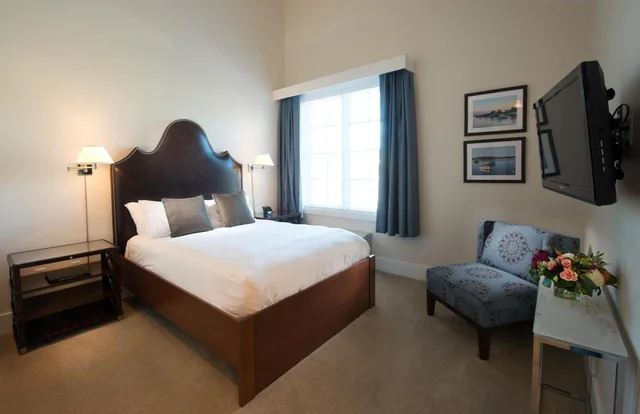 Room, Queen Bed, Port Side, Accessible، The Boathouse Waterfront Hotel 2/4