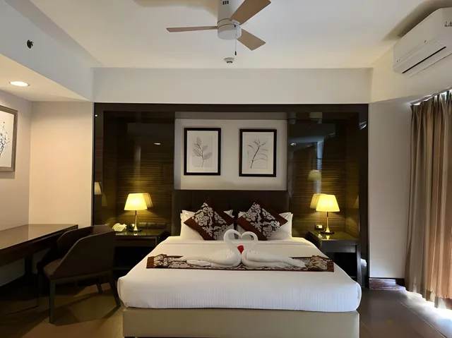 جناح شهر العسل بسرير كوين، Newtown Plaza Hotel 2/2