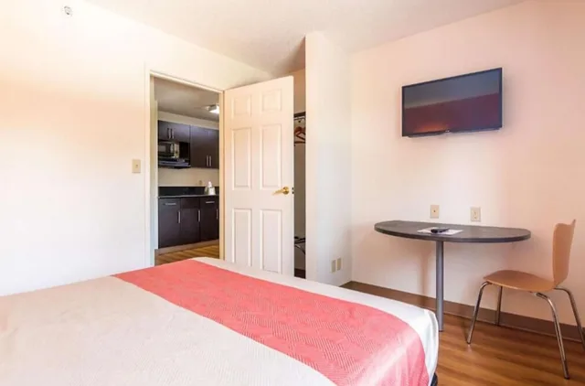 غرفة بسرير كينج، Motel6 Jonesboro, GA 2/4