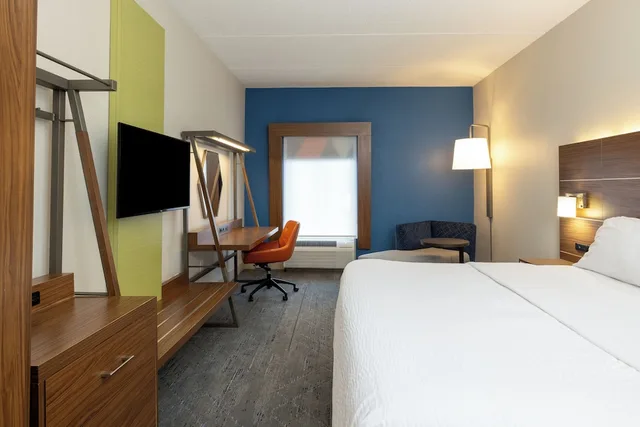 1 Bedroom, Suite, King Bed, Sofa, Holiday Inn Express Charleston US Hwy 17 & I-526 3/7