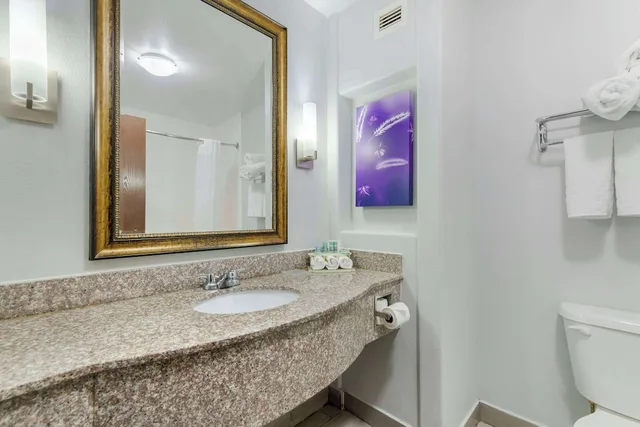 غرفة بسرير كينج وسرير كوين بغرفتي نوم، Best Western Medical Center North Inn and Suites Near Six Flags 6/9