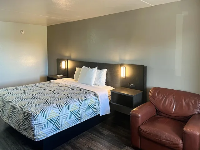 غرفة ديلوكس بسرير كينج للمدخنين لذوي الإعاقة، Motel6 Ozark, AR 2/4