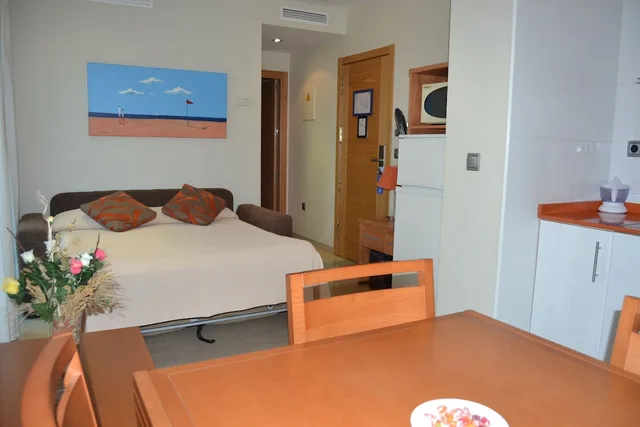 شقة بسرير مزدوج بشرفة بغرفة نوم واحدة مع أريكة، Apartahotel Bahia 5/10
