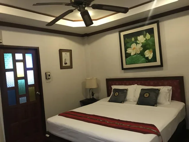 غرفة ديلوكس بسرير كينج بشرفة، Pha Thai House 1/10