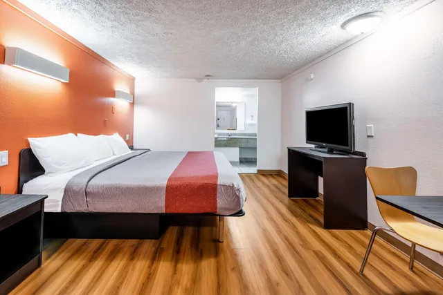 Room, King Bed, Smoking, Motel6 Mansfield, OH 2/9