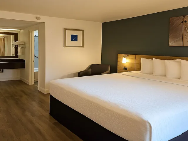 غرفة أساسية بسرير كوين، Rancho San Diego Inn and Suites (Ex SureStay Plus Hotel by Best Western El Cajon) 1/5