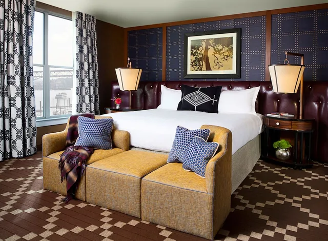 جناح بسرير كينج بإطلالة على النهر بغرفة نوم واحدة مع أريكة، RiverPlace, a Kimpton Hotel 1/5