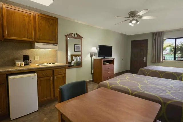 جناح استوديو بسرير بطابقين وسريرين كوين، Super 8 By Wyndham South Padre Island 4/4