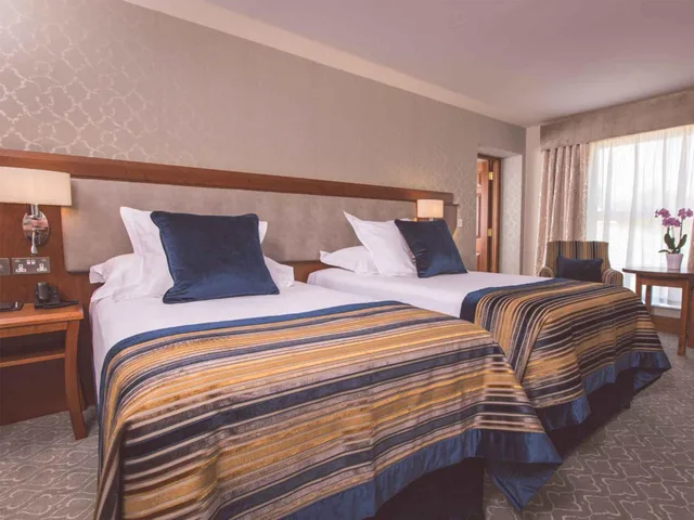 Garden, King Bed, Culloden Estate and Spa 4/10