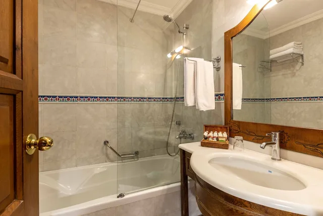 غرفة ديلوكس رباعية بسرير مزدوج وسريرين منفصلين، Sultanhan Hotel 4/6
