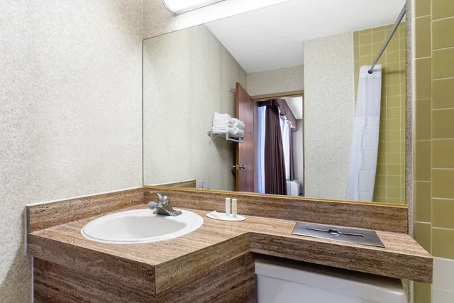 غرفة بسرير مزدوج لذوي الإعاقة، Ramada By Wyndham Reno Hotel And Casino 5/6