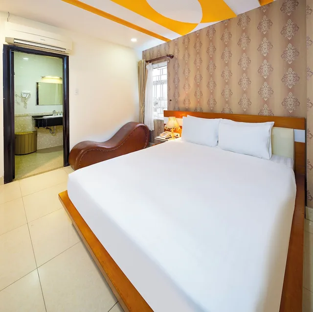 Deluxe, Boss Palace Hotel 6/10