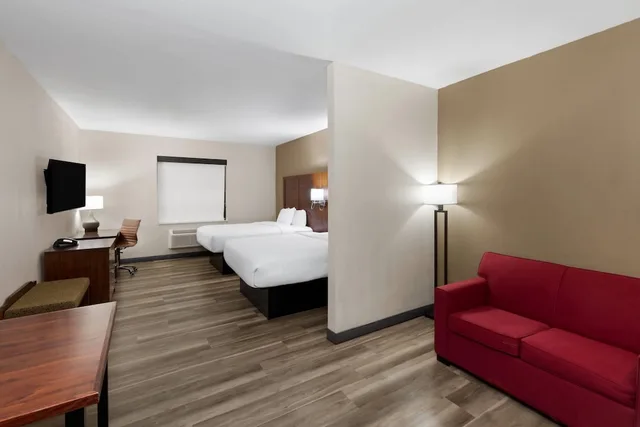 No, Suite, 2 Queen Beds, Sofa, Accessible, Hawthorn Extended Stay by Wyndham College Station South 2/4
