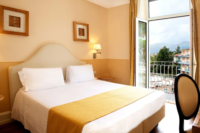 غرفة بريستيج بسرير كوين بإطلالة جزئية على البحر، Grand Hotel Bristol Resort and Spa 4/8