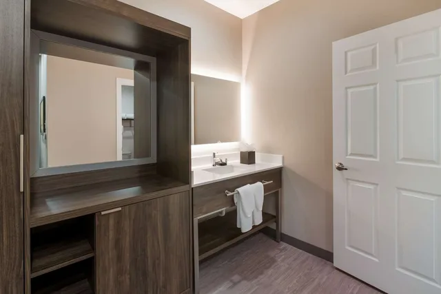 جناح بسرير كينج بمطبخ صغير بحوض استحمام لذوي الإعاقة، BEST WESTERN LAPLACE INN 3/4