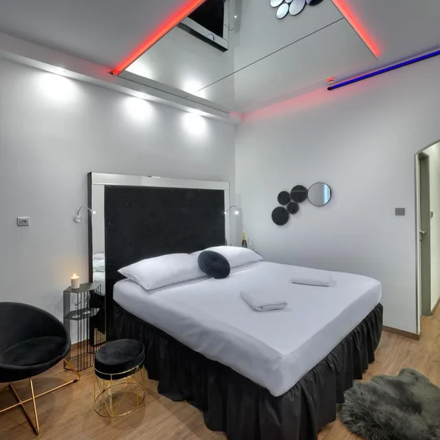 Elegant, King Bed, Pool Access، Hotel Aura Design & Garden Pool 7/10
