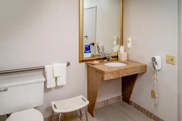جناح، Comfort Suites Prestonsburg West KY 4/4