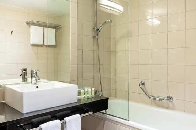 غرفة سوبيريور بسرير كينج، Courtyard By Marriott Paris Saint Denis 5/8