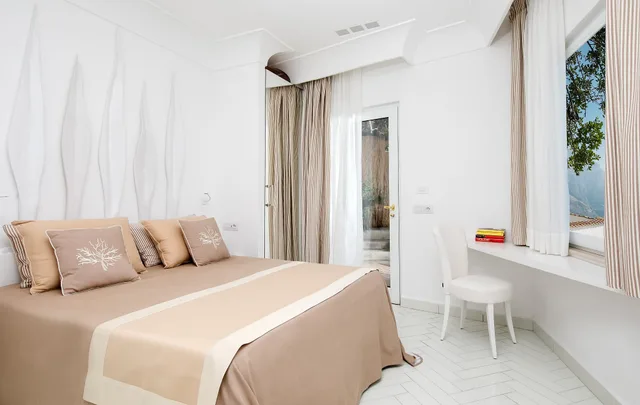 غرفة بسرير مزدوج بإطلالة على البحر بشرفة، Le Agavi Hotel 1/2