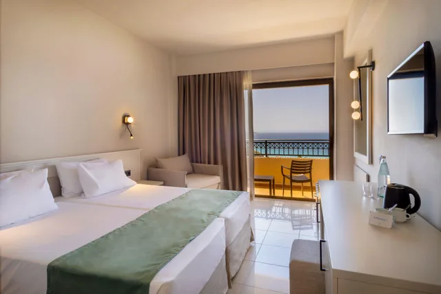 غرفة مزدوجة سوبيريور بسريرين منفصلين بإطلالة على البحر، Sol By Melia Cosmopolitan Rhodes 1/6