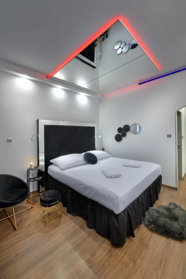 Elegant, King Bed, Pool Access، Hotel Aura Design & Garden Pool 4/10