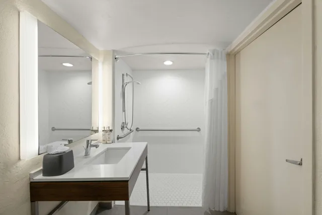 غرفة بريميوم بسرير كينج لذوي الإعاقة، Holiday Inn Miami International Airport 4/4