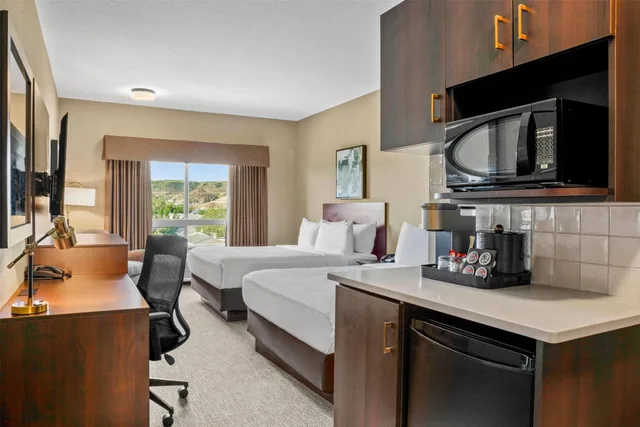 غرفة بسرير كينج وسريرين كوين، Ramada By Wyndham Drumheller Hotel & Suites 9/9