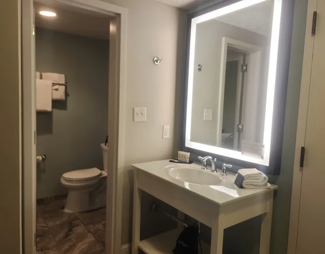 Deluxe, Suite, 2 Queen Beds, Parlor، Natural Bridge Hotel, Trademark Collection by Wyndham 2/3