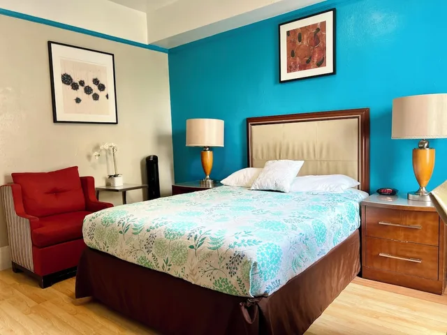 غرفة قياسية بسرير كوين بحمام خاص، Admiral Hotel 8/10