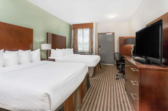 Efficiency, King Bed, Queen Bed, Ground Floor, Ramada by Wyndham Carlyle 4/13