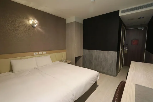 غرفة بزنس بسرير كينج وسرير كوين بشرفة، YPJ HOTEL 1/1