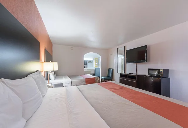 Room, 2 Queen Beds, Smoking, Motel6 San Antonio, TX - I-10 West 3/10