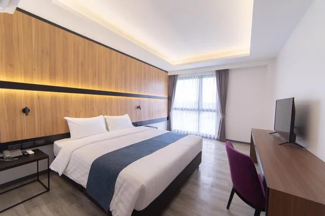 غرفة تنفيذية بسرير كينج بإطلالة على البحيرة، Gate43 airport hotel Bangkok (SHA Plus+) 1/2