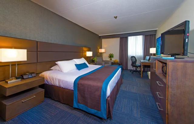 غرفة قياسية بسرير كينج وسريرين كوين، Best Western Plus Toronto Airport Hotel 3/10