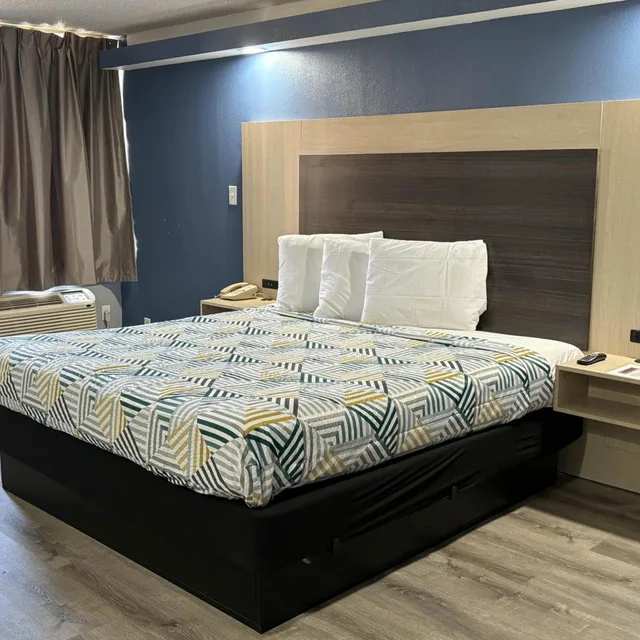 1 King Bed - Smoking, Micfridge, Studio6 Suites Memphis, TN – East Memphis 7/10