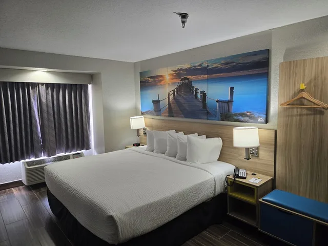 غرفة بسرير كينج، Days Inn And Suites By Wyndham Tampa Raymond James Stadium 8/10