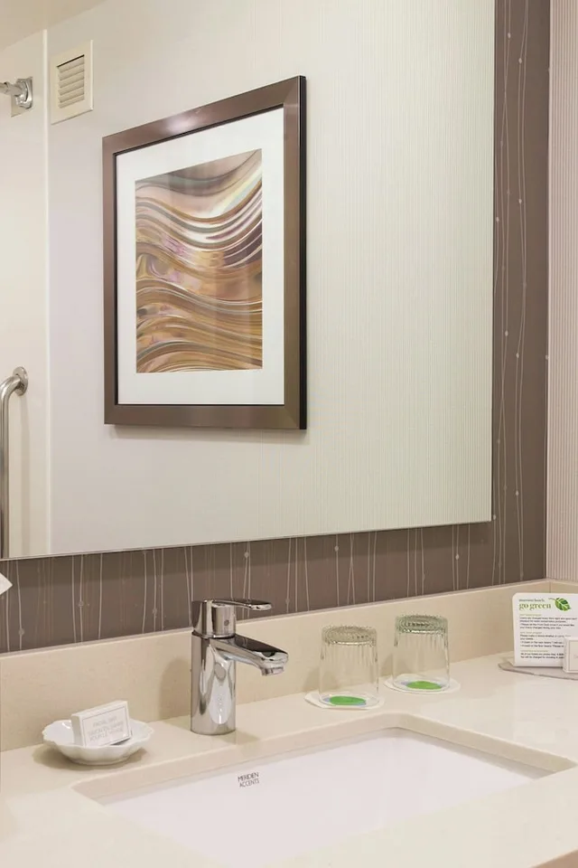 غرفة بسريرين كوين مع أريكة، Courtyard Marriott Binghamton 4/4