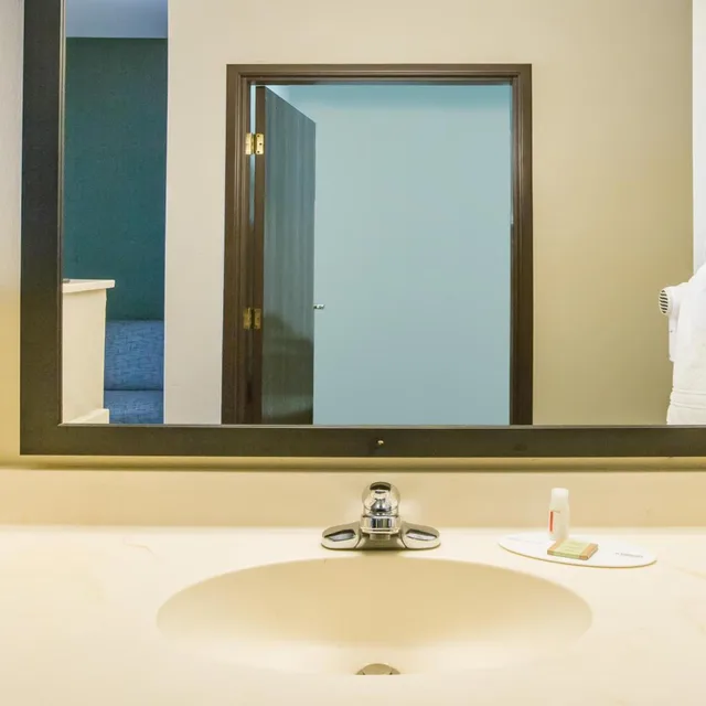 غرفة بسرير كينج بحوض استحمام لذوي الإعاقة، Super 8 By Wyndham Port Arthur/Nederland Area 6/9