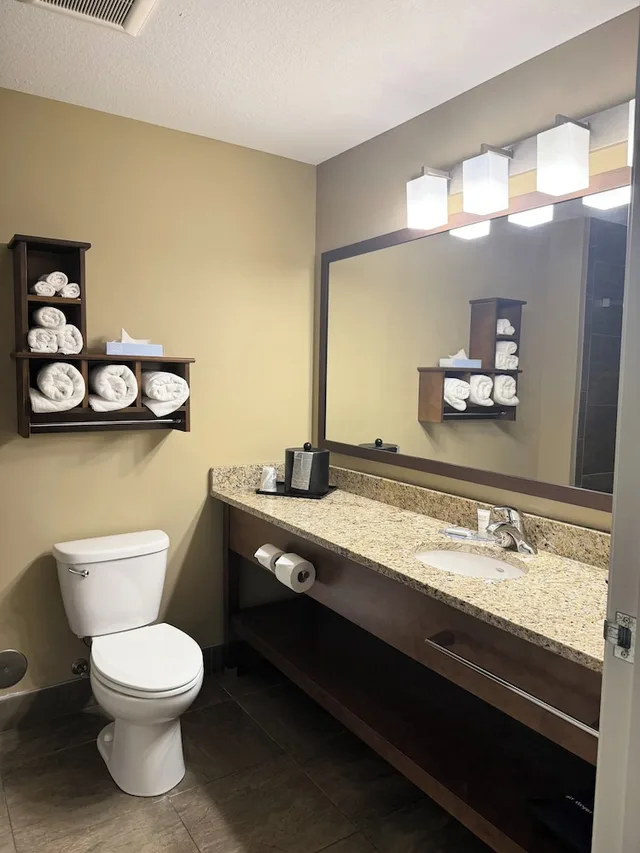 جناح بسرير كينج بحوض جاكوزي، GrandStay Hotel & Suites - Delano 3/4