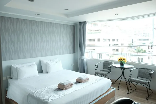 Deluxe, Double Bed, Lateral Side Sea View، The Beach Front Resort Pattaya 5/8