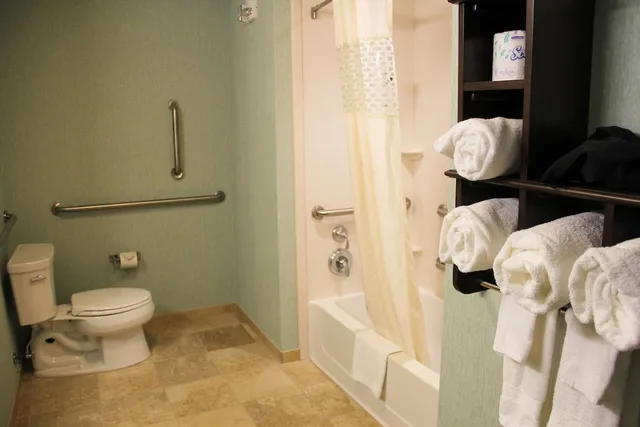 غرفة بسريرين كوين مع أريكة لذوي الإعاقة، Hampton Inn & Suites Destin 9/10
