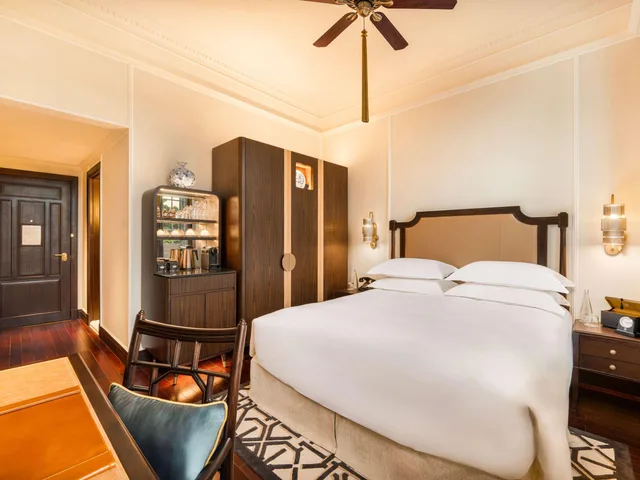 غرفة فاخرة بسرير كوين، Sofitel Legend Metropole Hanoi Hotel 3/6