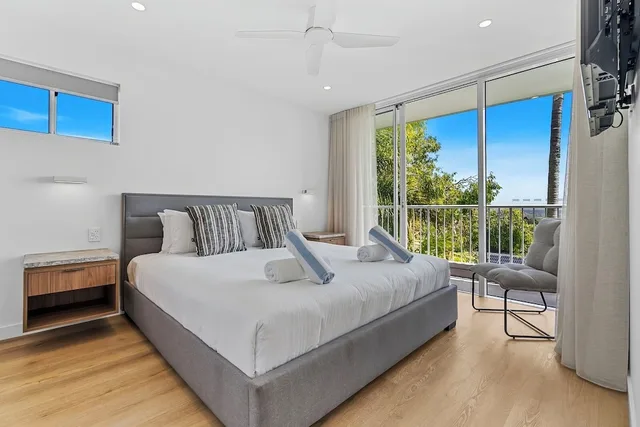 شقة بريميوم بسرير كينج وسرير كوين وسريرين منفصلين بإطلالة على الجبل بشرفة بـ3 غرف نوم، Noosa Hill Resort. 1/5