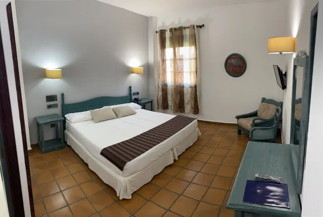 Room, Queen Bed, Hotel Almagro 3/4