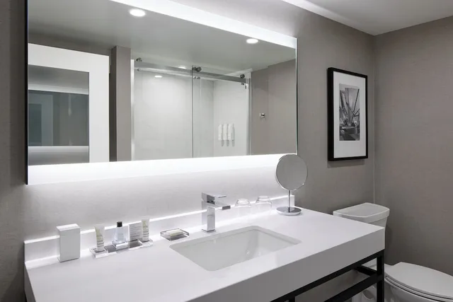 جناح كلوب بسرير كينج بغرفة نوم واحدة مع أريكة، Toronto Airport Marriott 7/9