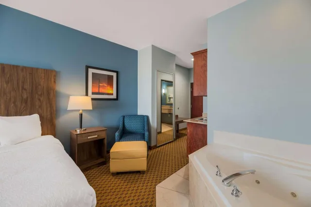 غرفة بسرير كينج بجاكوزي، Best Western South Plains Inn & Suites 1/9