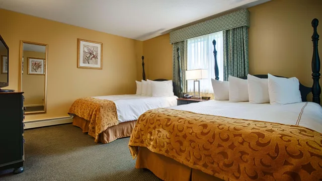 جناح بسريرين كوين بشرفة مع أريكة بمنطقة جلوس بمطبخ، Best Western Inn & Suites Rutland-Killington 4/7