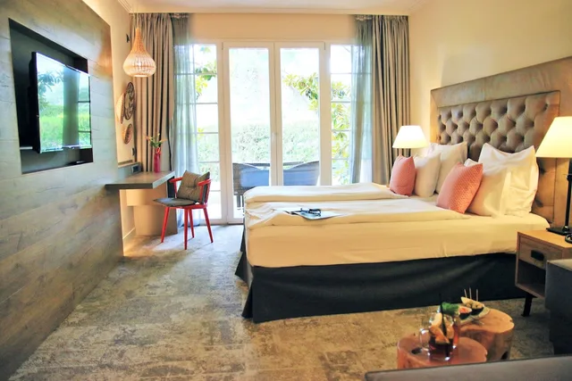 غرفة بسريرين منفصلين بإطلالة على المسبح مع أريكة، Lindner Golf Resort Portals Nous 6/9